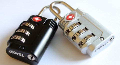 木瓜玩平台安全认证示意图，盾牌图标与加密锁符号，暖棕色调背景，体现平台数据安全与支付保护机制